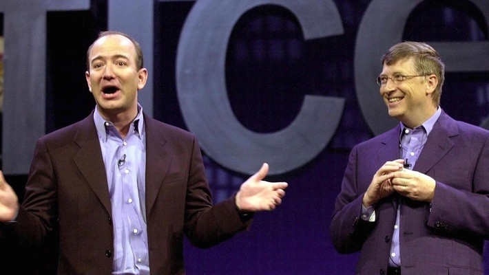 Nhà sáng lập Amazon, ông Jeff Bezos (trái), và nhà đồng sáng lập Microsoft, ông Bill Gates trong một lần cùng tham gia sự kiện - Ảnh: Getty/CNBC.