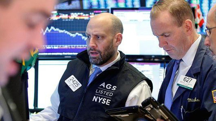 Các nhà giao dịch cổ phiếu làm việc ở Phố Wall - Ảnh: Reuters/CNBC.