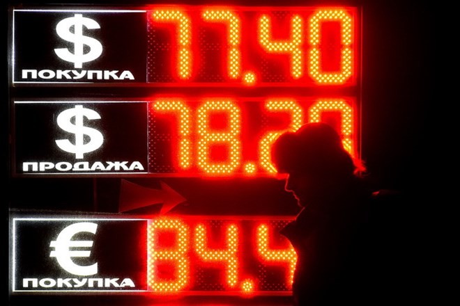 Một bảng tỷ giá đồng ruble được niêm yết tại thủ đô Moskva. (Nguồn: AFP/TTXVN)