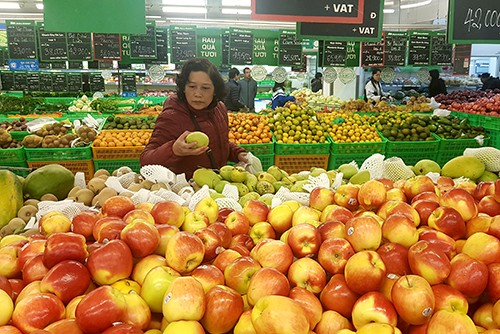 Trái cây tại các siêu thị dịp sát Tết chủ yếu là hàng nhập khẩu.Ảnh: Hoài Thu