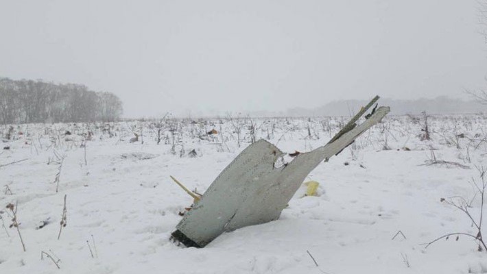 Một mảnh vỡ của chiếc máy bay chở khách của Nga bị rơi gần Moscow ngày 11/2 - Ảnh: Reuters.