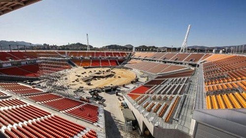 Công nhân đang hoàn thiện một sân vận động phục vụ Olympic ởPyeongchang. Ảnh:AFP