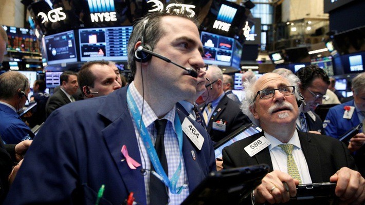 Các nhà giao dịch làm việc trên thị trường chứng khoán Phố Wall - Ảnh: Reuters/CBA.