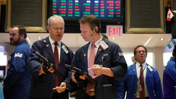 Các nhà giao dịch cổ phiếu làm việc tại Sở giao dịch chứng khoán New York (NYSE) phiên ngày 21/2 - Ảnh: Reuters.