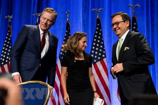 Ngoại trưởng Canada Chrystia Freeland (giữa), Đại diện thương mại Mỹ Robert Lighthizer (trái) và Bộ trưởng Kinh tế Mexico Ildefonso Guajardo Villarreal tại vòng một tái đàm phán NAFTA ở Washington DC., Mỹ. (Nguồn: THX/TTXVN)