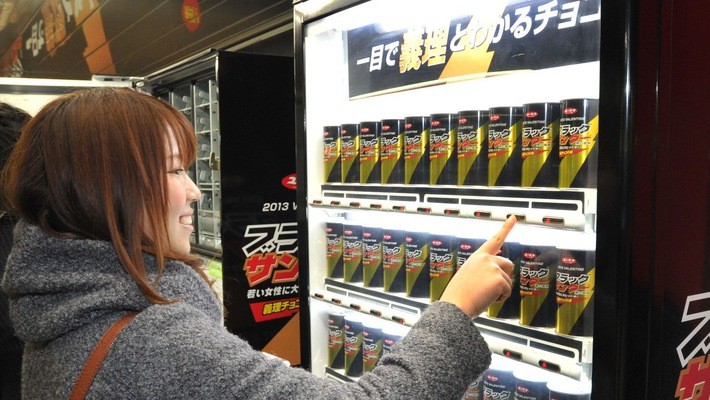 Kẹo chocolate Black Thunder bày bán trong một cửa hiệu ở Nhật Bản - Ảnh: Japan Times.