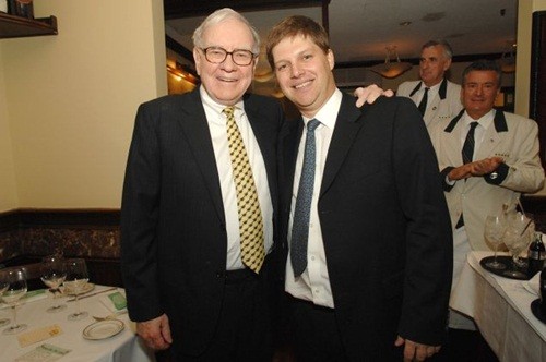 Warren Buffett (trái) và Guy Spier (phải). Ảnh:Guy Spier