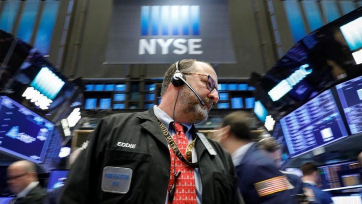 Một nhà giao dịch cổ phiếu trên sàn NYSE ở New York ngày 26/2 - Ảnh: Reuters.