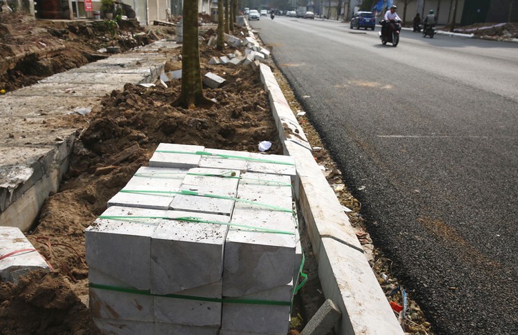 Năm 2017, nhiều quận nội thành Hà Nội đã ồ ạt triển khai các dự án lát đá vỉa hè. Ảnh: Lê Tiên