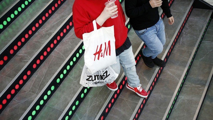 Thương hiệu thời trang Thuỵ Điển H&M đang thất thế trước các đối thủ nhanh nhạy hơn với xu hướng trực tuyến - Ảnh: Bloomberg.