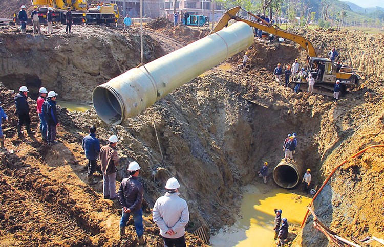 Việc vỡ ống nước sông Đà dẫn tới 177.000 hộ dân bị mất nước sinh hoạt trong 386 giờ. Ảnh: Ngọc Thắng