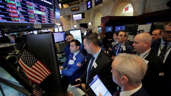 Các nhà giao dịch làm việc trên sàn chứng khoán NYSE ở New York hôm 2/3 - Ảnh: Reuters.