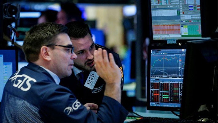 Các nhà giao dịch chứng khoán trên sàn NYSE ở New York - Ảnh: Reuters.