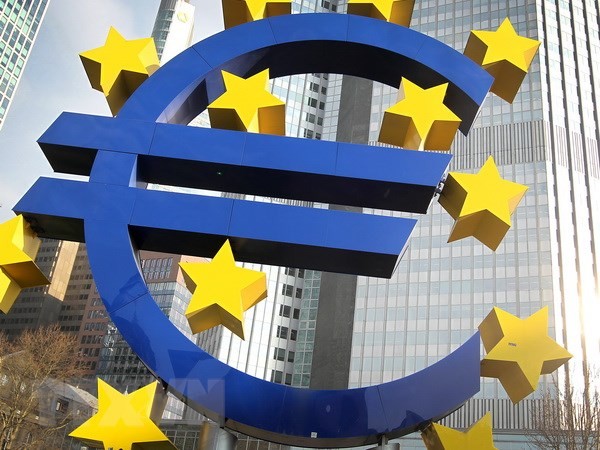Biểu tượng đồng euro trước trụ sở cũ của ECB ở Frankfurt, Đức. (Nguồn: AFP/TTXVN)