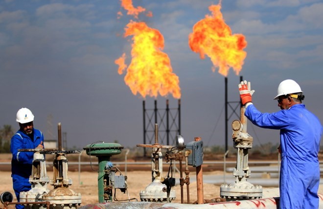 Công nhân làm việc tại cơ sở lọc dầu ở Basra, Iraq ngày 14/12/2017. (Ảnh: AFP/TTXVN)