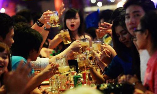 Sản lượng bia tiêu thụ của người Việt đạt hơn 4 tỷ lít năm 2017.Ảnh minh hoạ