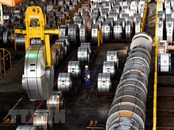 Công nhân làm việc tại nhà máy sản xuất thép tại Salzgitter, Đức. (Nguồn: AFP/TTXVN)