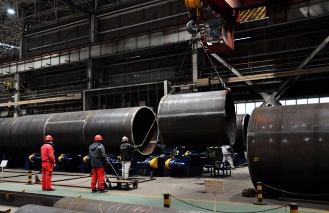 Công nhân làm việc tại nhà máy sản xuất thép tại Thanh Đảo, tỉnh Sơn Đông, Trung Quốc ngày 31/1 vừa qua. (Ảnh: AFP/TTXVN)