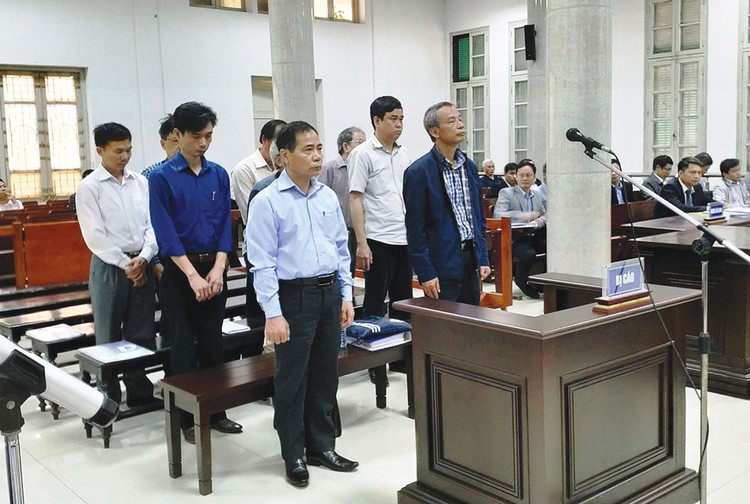 Các bị cáo trong phiên tòa xét xử vụ án vỡ đường ống nước sông Đà. Ảnh: Minh Khang
