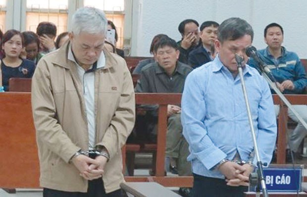 Hai bị cáo Nguyễn Đức Thắng, Nguyễn Đức Lợi tại phiên tòa