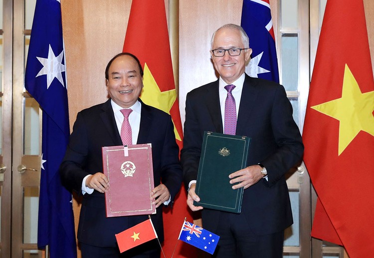 Thủ tướng Nguyễn Xuân Phúc và Thủ tướng Malcolm Turnbull ký tuyên bố chung về thiết lập quan hệ Đối tác Chiến lược giữa hai nước. Ảnh: Quang Hiếu