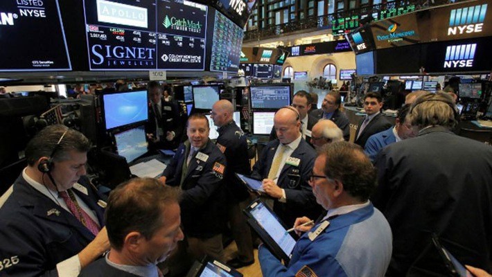 Các nhà giao dịch cổ phiếu trên sàn NYSE ở New York, Mỹ, ngày 14/3 - Ảnh: Reuters.