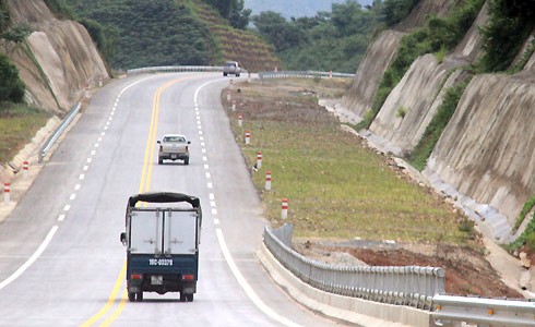 Cao tốc Nội Bài - Lào Cai giúp lưu thông hàng hóa sang Trung Quốc. Ảnh: Đ.Loan