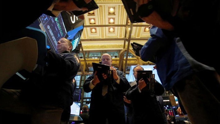 Các nhà giao dịch cổ phiếu trên sàn NYSE ở New York, Mỹ, hôm 14/3 - Ảnh: Reuters.