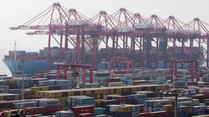Những container hàng hóa tại một cảng biển ở Thượng Hải - Ảnh: Reuters.