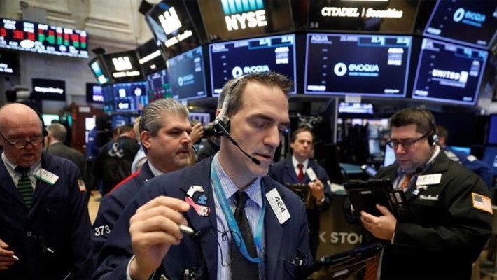 Các nhà giao dịch cổ phiếu trên sàn NYSE ở New York, Mỹ, ngày 19/3 - Ảnh: Reuters.