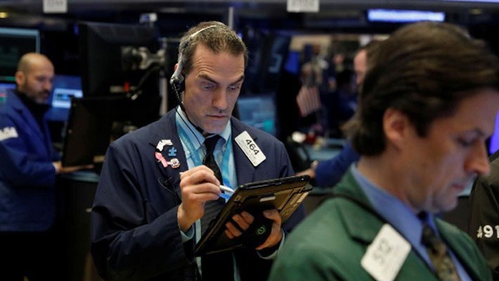Các nhà giao dịch cổ phiếu trên sàn NYSE ở New York, Mỹ, ngày 21/3 - Ảnh: Reuters.