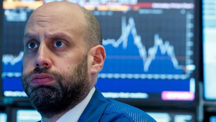 Phản ứng của một nhà giao dịch chứng khoán trên sàn NYSE ở New York trong phiên giao dịch ngày 22/3 - Ảnh: Reuters.