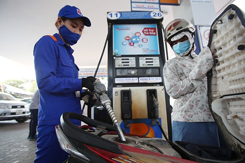 Giá xăng dầu bán lẻ trong nước vẫn giữ nguyên tại kỳ điều hành chiều 23/3.Ảnh: Ngọc Thành