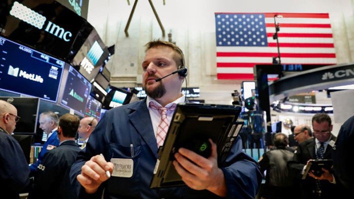 Các nhà giao dịch cổ phiếu trên sàn NYSE ở New York, phiên giao dịch ngày 26/3 - Ảnh: Reuters.