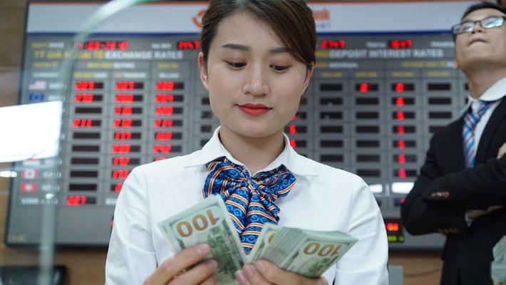 Giá USD bán ra tại ngân hàng thương mại cao nhất đến chiều 28/3 đã ở mức 22.870 VND - Ảnh: Quang Phúc.
