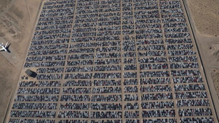 Bãi chứa xe mua lại của Volkswagen ở Victoville, California, Mỹ - Ảnh: Reuters.