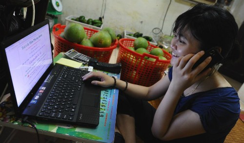 Tiếp cận thương mại điện tử ở Việt Nam đang rất thuận lợi.Ảnh: AFP