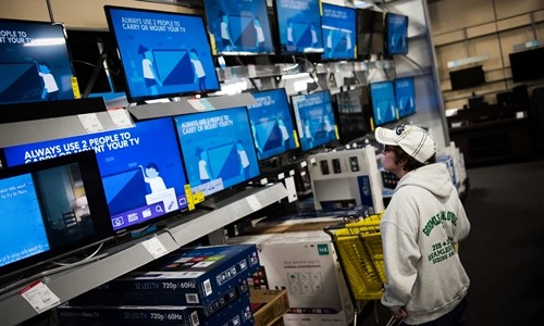 Khách hàng chọn TV trong một cửa hàng tại Mỹ. Ảnh:Bloomberg