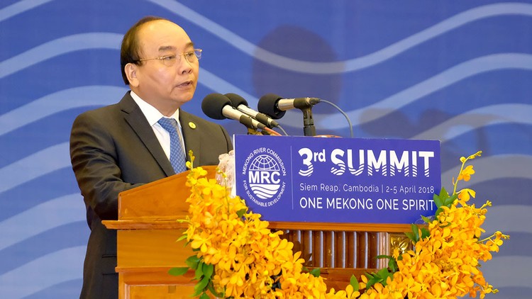 Thủ tướng Nguyễn Xuân Phúc phát biểu tại Hội nghị cấp cao Ủy hội sông Mê Kông quốc tế lần thứ 3. Ảnh: Quang Hiếu