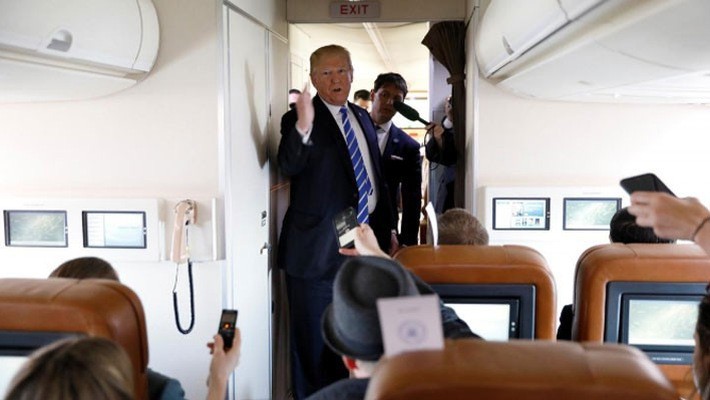 Tổng thống Mỹ Donald Trump phát biểu trước các nhà báo trên chuyên cơ Không lực 1 ngày 5/4 - Ảnh: Reuters.