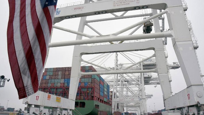 Một tàu chở hàng từ Trung Quốc cập cảng Long Beach, California, Mỹ - Ảnh: Reuters.