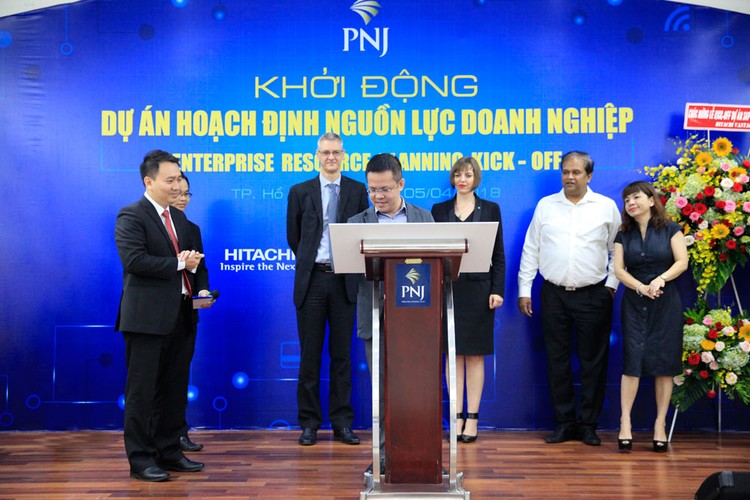 Ông Phạm Nguyễn Cao Đằng - Giám đốc Khối Kinh doanh, CMC ký cam kết triển khai dự án.