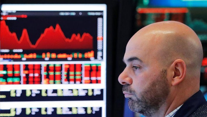 Một nhà giao dịch chứng khoán trên sàn NYSE ở New York, Mỹ ngày 6/4 - Ảnh: Reuters.