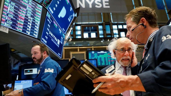 Các nhà giao dịch cổ phiếu trên sàn NYSE ở New York - Ảnh: Reuters.