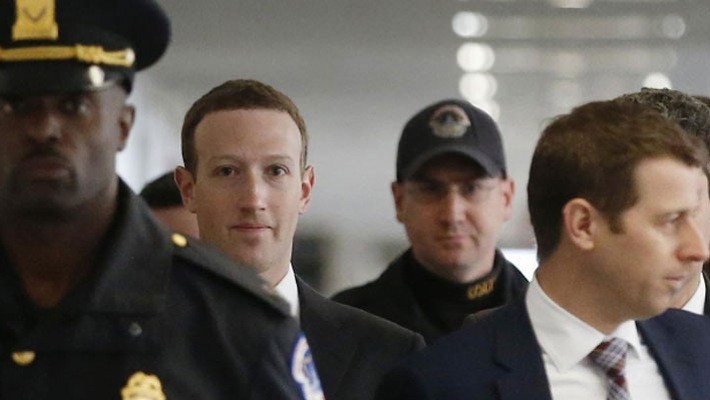 CEO Mark Zuckerberg của Facebook (thứ hai từ trái sang) tại Đồi Capitol ngày 9/4 - Ảnh: Reuters.