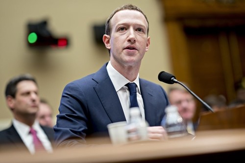CEO Facebook - Mark Zuckerberg trong phiên điều trần trước Hạ viện. Ảnh:Bloomberg
