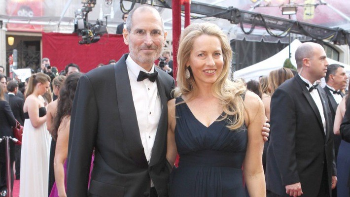 Nhà sáng lập Steve Jobs của Apple khi còn sống và vợ Laurence Powell Jobs - Ảnh: Getty/CNN.