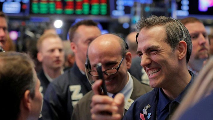 Các nhà giao dịch cổ phiếu trên sàn NYSE ở New York, Mỹ, ngày 12/4 - Ảnh: Reuters.