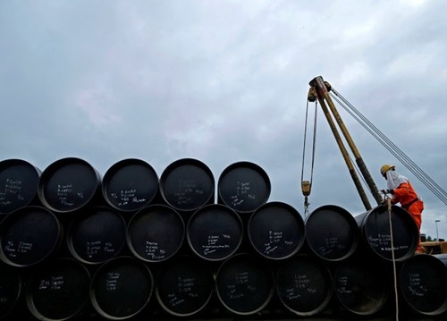 Giá dầu thế giới đang trên đà tăng mạnh. Ảnh: Reuters
