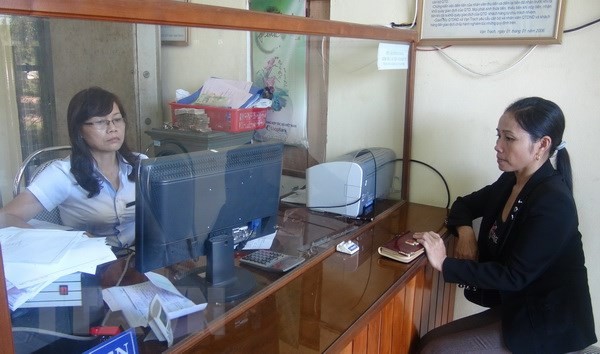 Người dân giao dịch tại một điểm Quỹ tín dụng nhân dân trên địa bàn tỉnh Quảng Bình. (Ảnh: Đức Thọ/TTXVN)